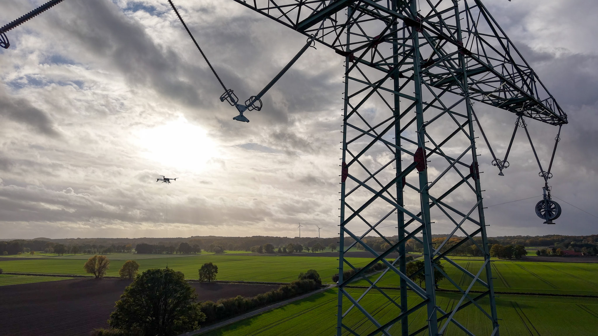 Drone bij mast in avondzon