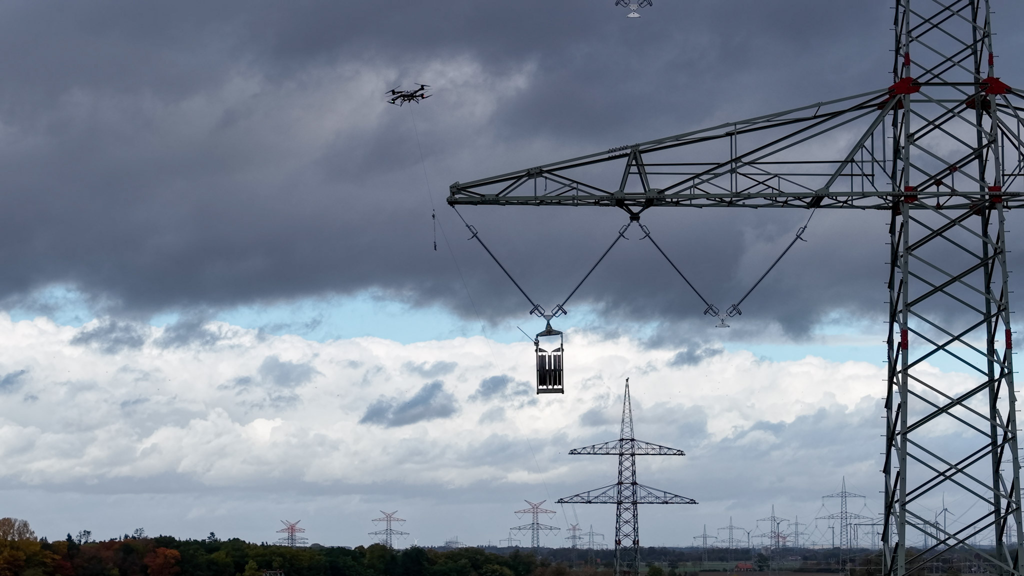 Drone bij hoogspanningsmast