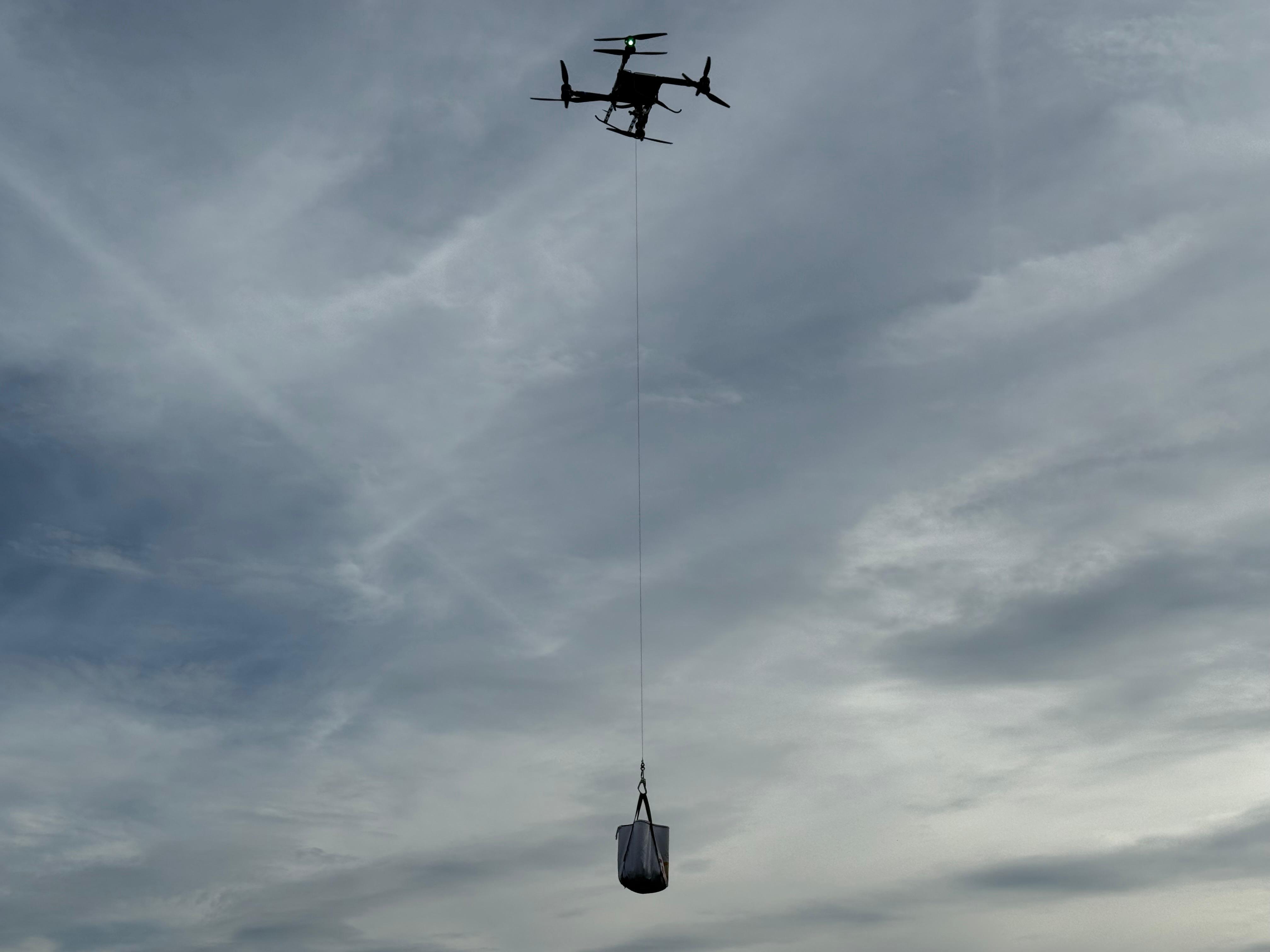 Drone hangend in de lucht met payload